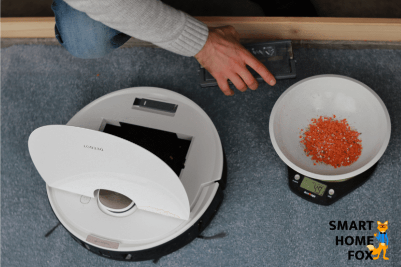 Weighing the contents of the dust bag of the Deebot OZMO T8 after the lentils suction test